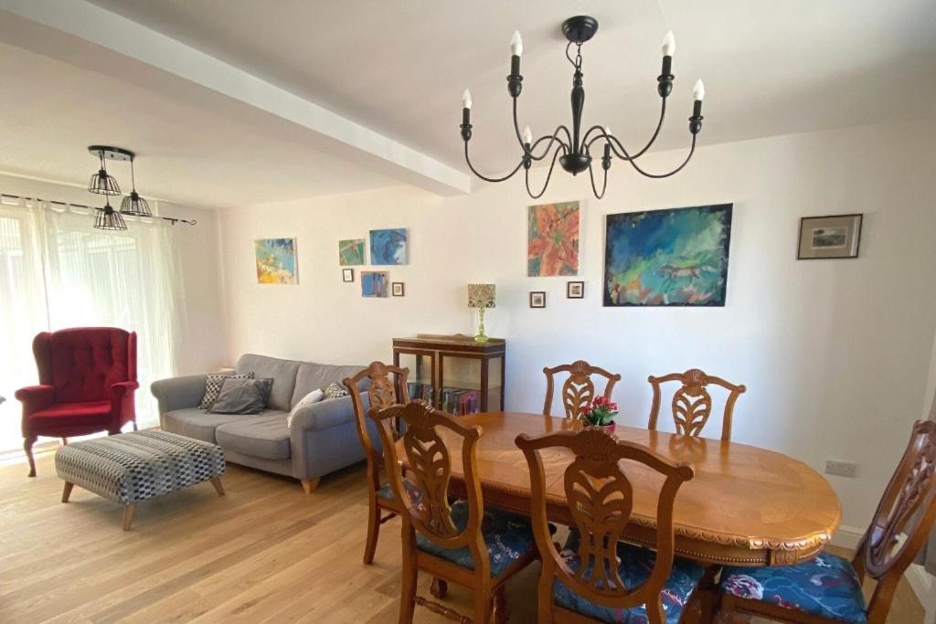 Lovely 3 Bedroom House In The Centre Of Лавенем Экстерьер фото